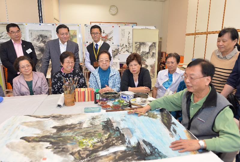 The Secretary for Transport and Housing, Professor Anthony Cheung Bing-leung (back row, second left), visited the Kowloon City District this afternoon (December 2). He is pictured meeting elders enjoying a painting activity at an elderly community centre during his visit to the Tung Wah Group of Hospitals Wong Cho Tong Social Service Building. 